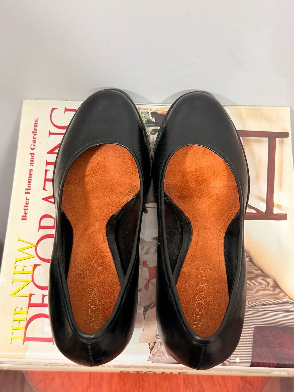 AEROSOLES Women's Black Leather Mid-Heel Pumps